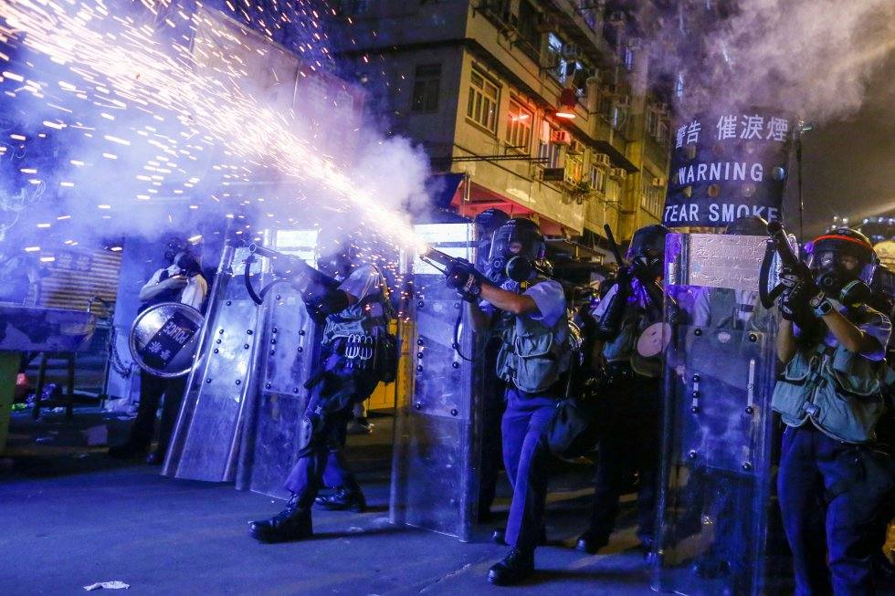 Agentes antidisturbios disparan gases lacrimógenos y pelotas de goma contra los manifestantes en el distrito de Sham Shui Po de Hong Kong, el 14 de agosto de 2019. Autor: THOMAS PETER REUTERS
