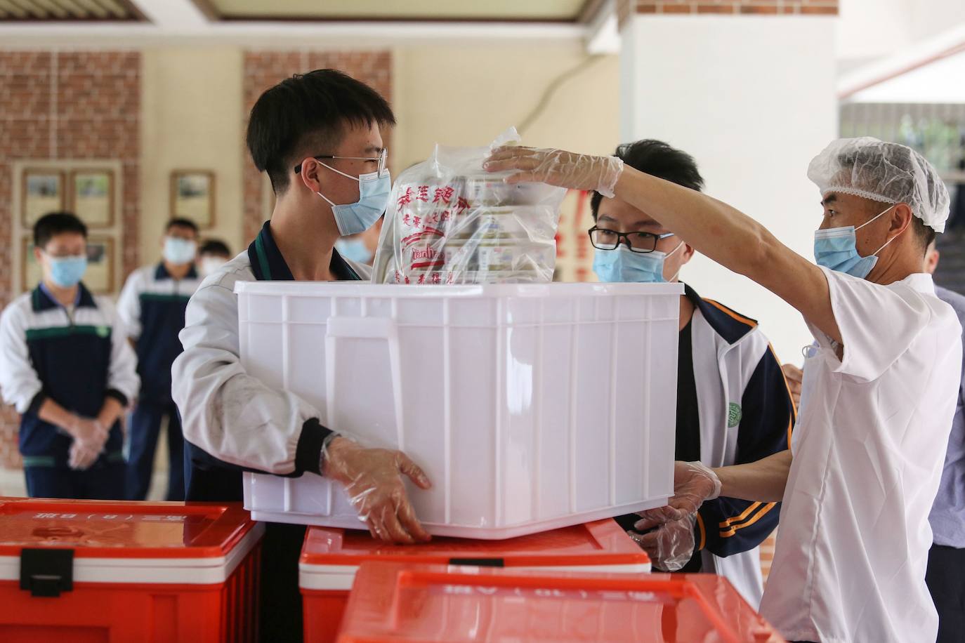 Bajo estrictas medidas de seguridad, las clases en los centros de secundaria en la ciudad china de Wuhan empiezan a recuperar una 'cierta normalidad'