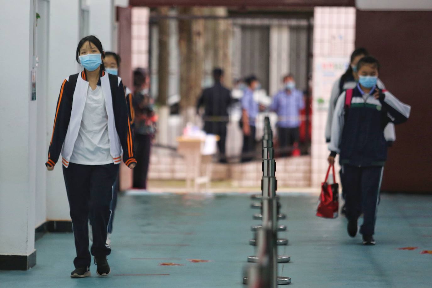 Bajo estrictas medidas de seguridad, las clases en los centros de secundaria en la ciudad china de Wuhan empiezan a recuperar una 'cierta normalidad'