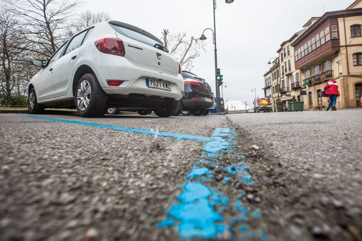 Imagen de una plaza de zona azul en la calle de La Muralla el pasado mes de abril. 