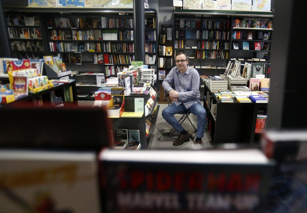 Enrique Maradona, en su librería La Palma, en Oviedo. 