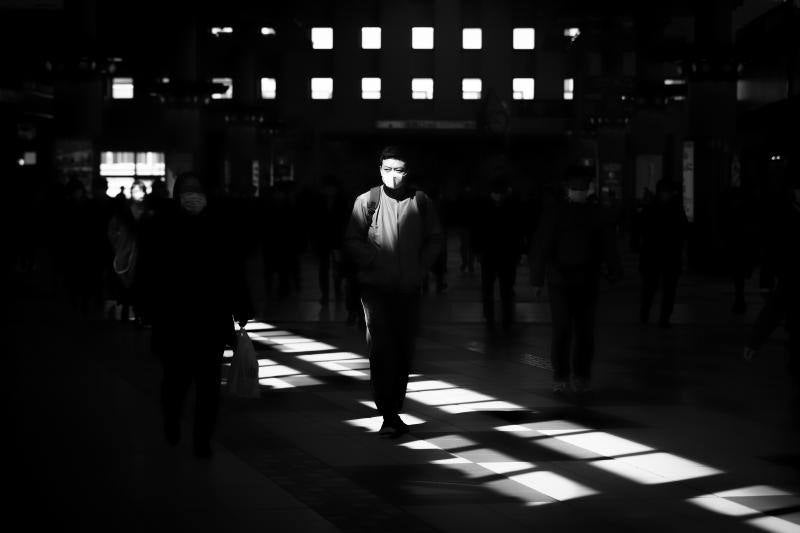 Recopilación de imágenes de las últimas semanas en Japón, en donde el confinamiento y las medidas de distancia se han convertido en el principal método para combatir la propagación del virus.