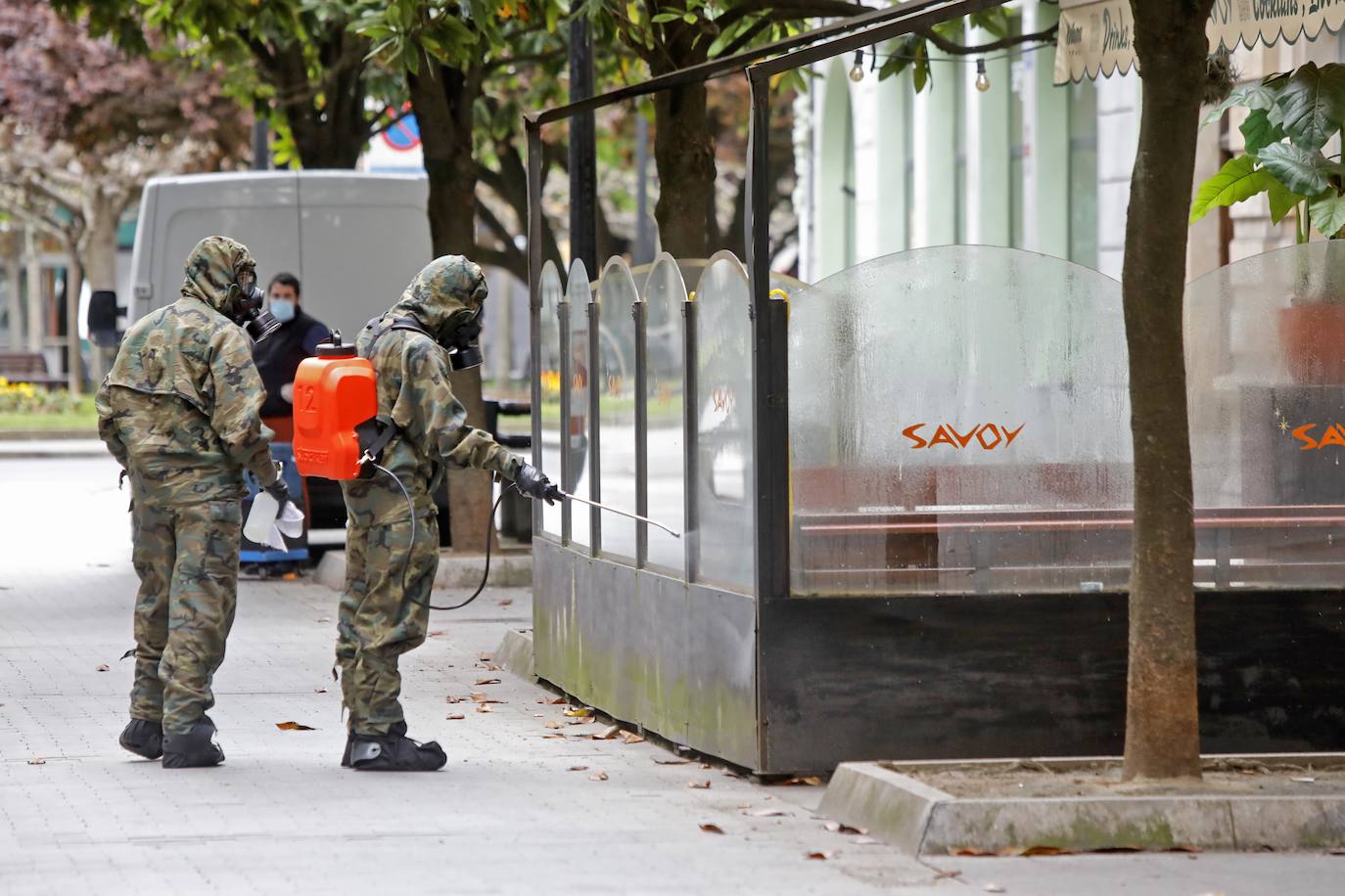 Desde que se decretó el estado de alarma en todo el territorio nacional por la pandemia del coronavirus, los militares han desarrollado labores de limpieza y desinfección alrededor de todo el Principado de Asturias. 