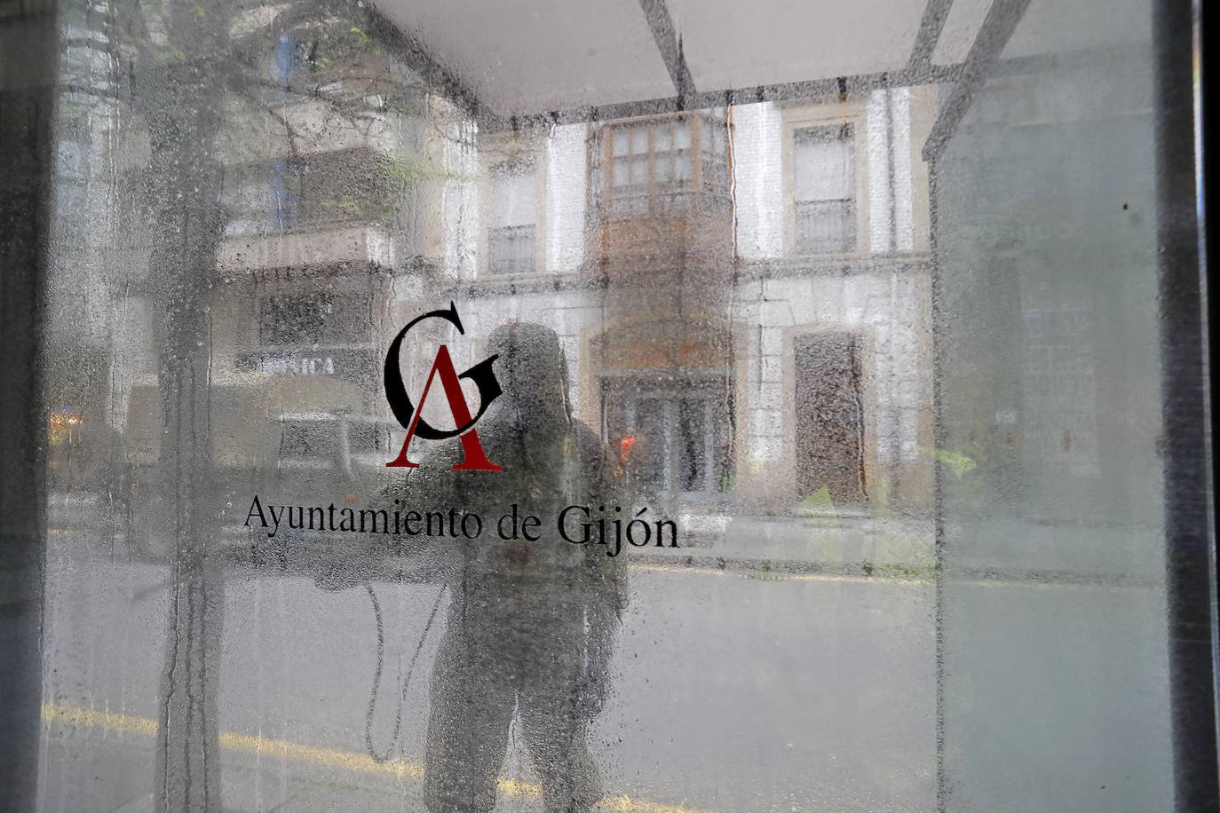 Desde que se decretó el estado de alarma en todo el territorio nacional por la pandemia del coronavirus, los militares han desarrollado labores de limpieza y desinfección alrededor de todo el Principado de Asturias. 