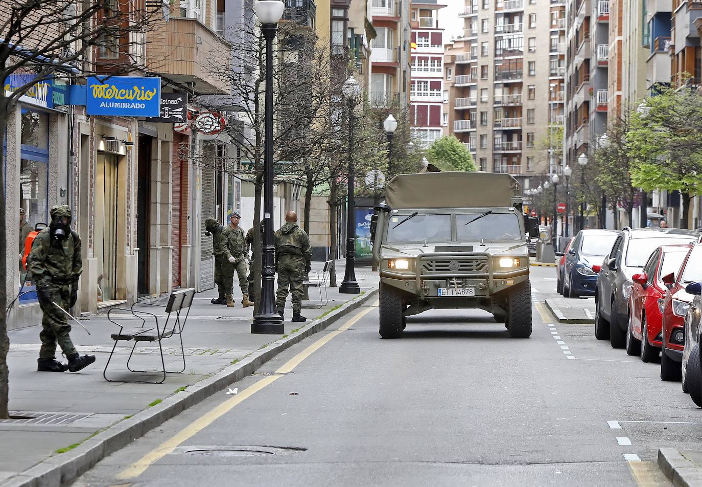 Desde que se decretó el estado de alarma en todo el territorio nacional por la pandemia del coronavirus, los militares han desarrollado labores de limpieza y desinfección alrededor de todo el Principado de Asturias. 