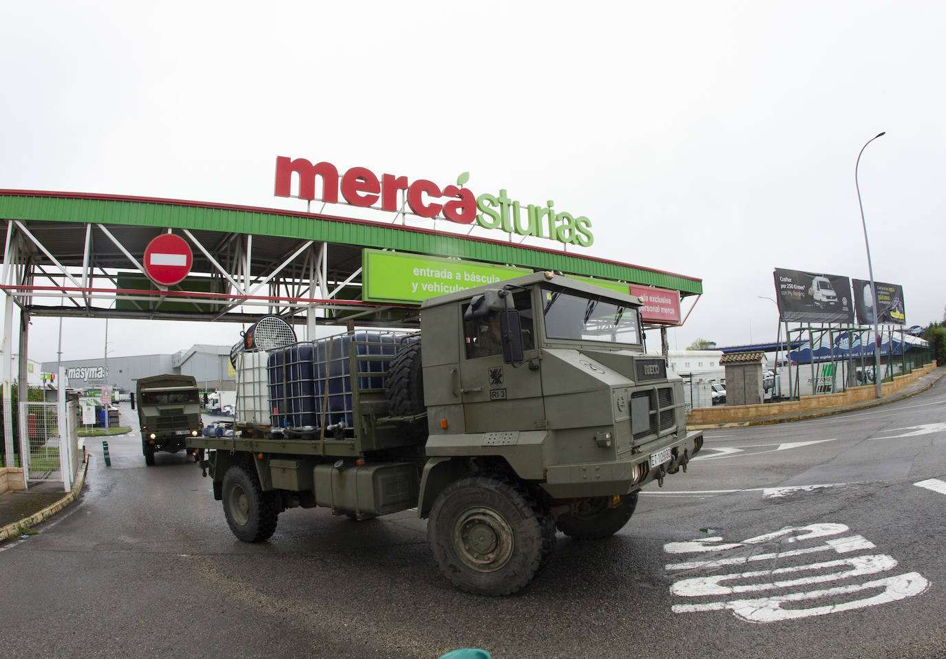 Desde que se decretó el estado de alarma en todo el territorio nacional por la pandemia del coronavirus, los militares han desarrollado labores de limpieza y desinfección alrededor de todo el Principado de Asturias. 