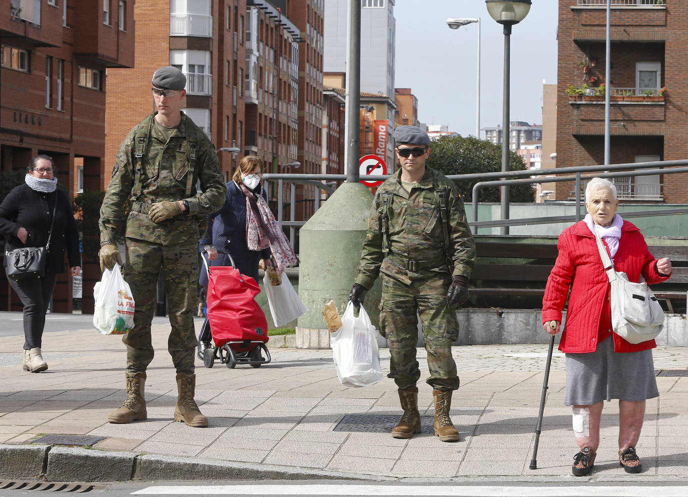 Desde que se decretó el estado de alarma en todo el territorio nacional por la pandemia del coronavirus, los militares han desarrollado labores de limpieza y desinfección alrededor de todo el Principado de Asturias. 