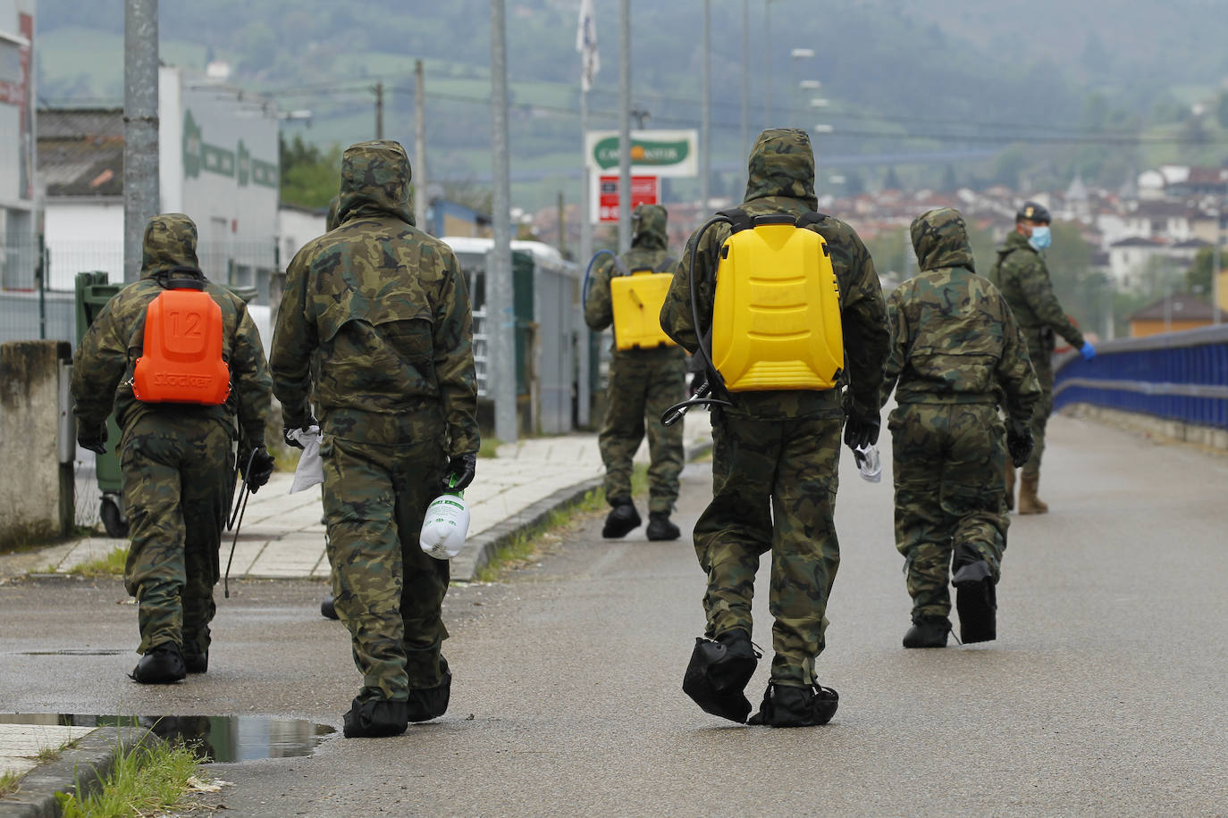 Desde que se decretó el estado de alarma en todo el territorio nacional por la pandemia del coronavirus, los militares han desarrollado labores de limpieza y desinfección alrededor de todo el Principado de Asturias. 