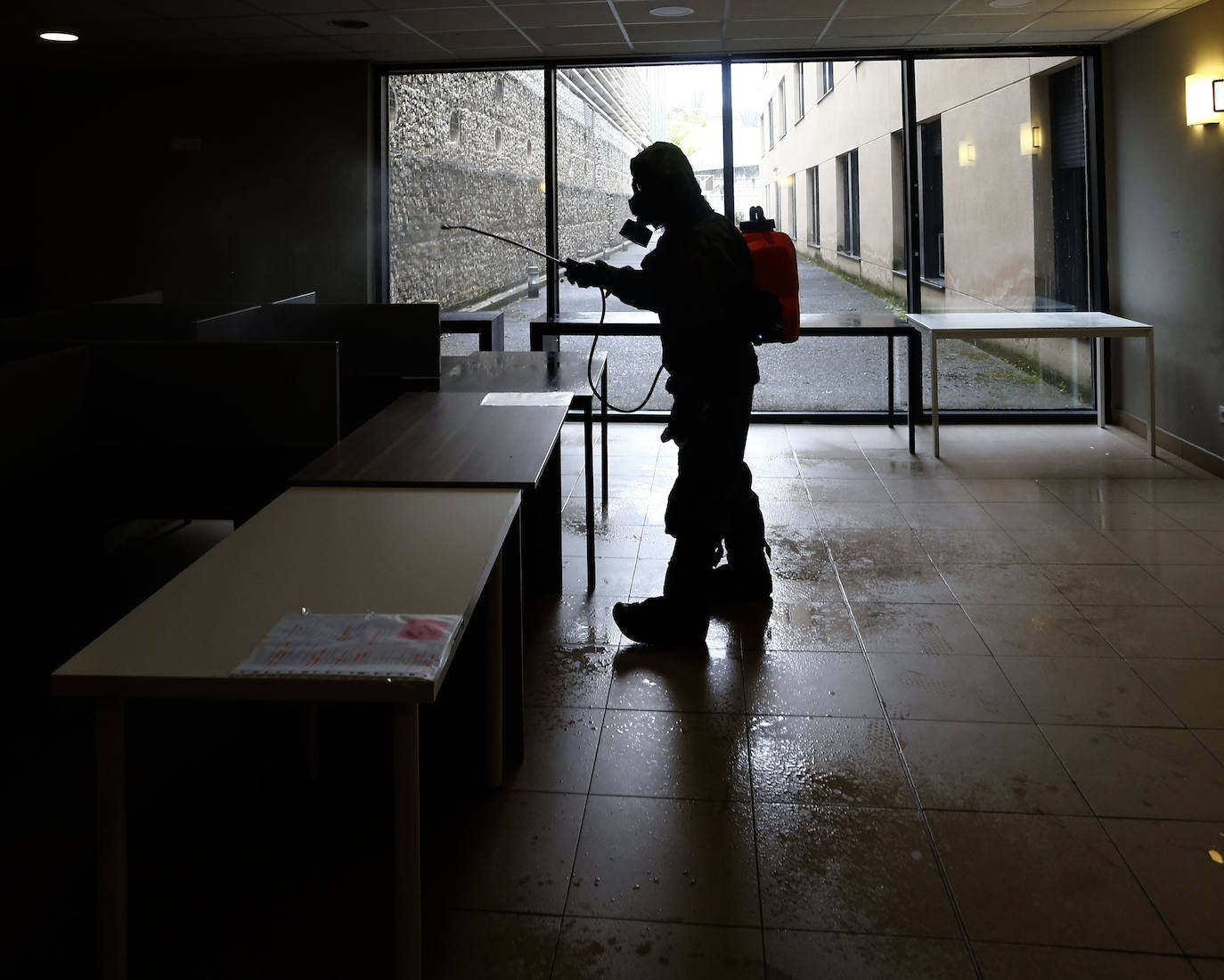 Desde que se decretó el estado de alarma en todo el territorio nacional por la pandemia del coronavirus, los militares han desarrollado labores de limpieza y desinfección alrededor de todo el Principado de Asturias. 