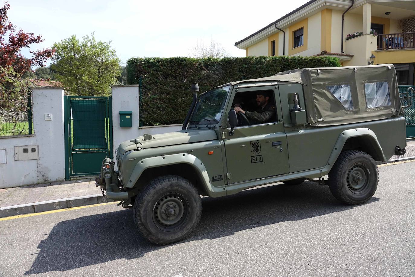 Desde que se decretó el estado de alarma en todo el territorio nacional por la pandemia del coronavirus, los militares han desarrollado labores de limpieza y desinfección alrededor de todo el Principado de Asturias. 