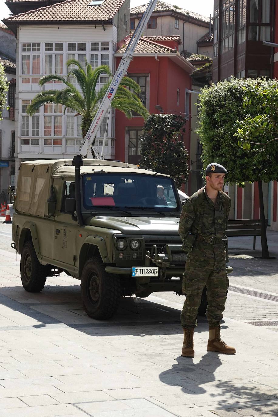 Desde que se decretó el estado de alarma en todo el territorio nacional por la pandemia del coronavirus, los militares han desarrollado labores de limpieza y desinfección alrededor de todo el Principado de Asturias. 