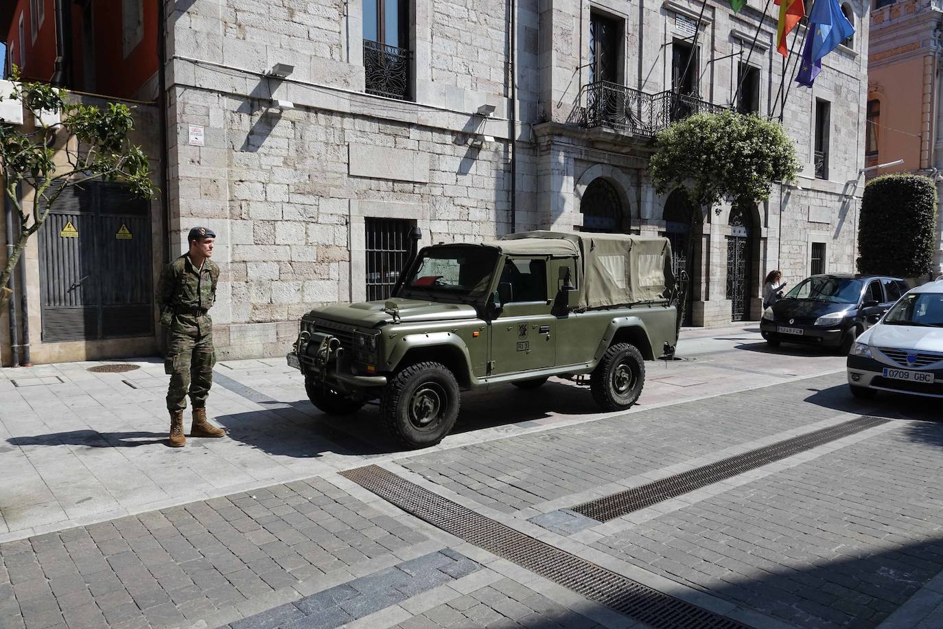 Desde que se decretó el estado de alarma en todo el territorio nacional por la pandemia del coronavirus, los militares han desarrollado labores de limpieza y desinfección alrededor de todo el Principado de Asturias. 
