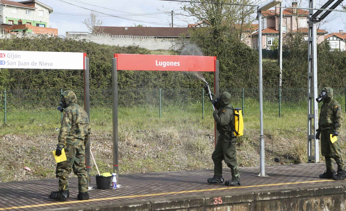 Desde que se decretó el estado de alarma en todo el territorio nacional por la pandemia del coronavirus, los militares han desarrollado labores de limpieza y desinfección alrededor de todo el Principado de Asturias. 