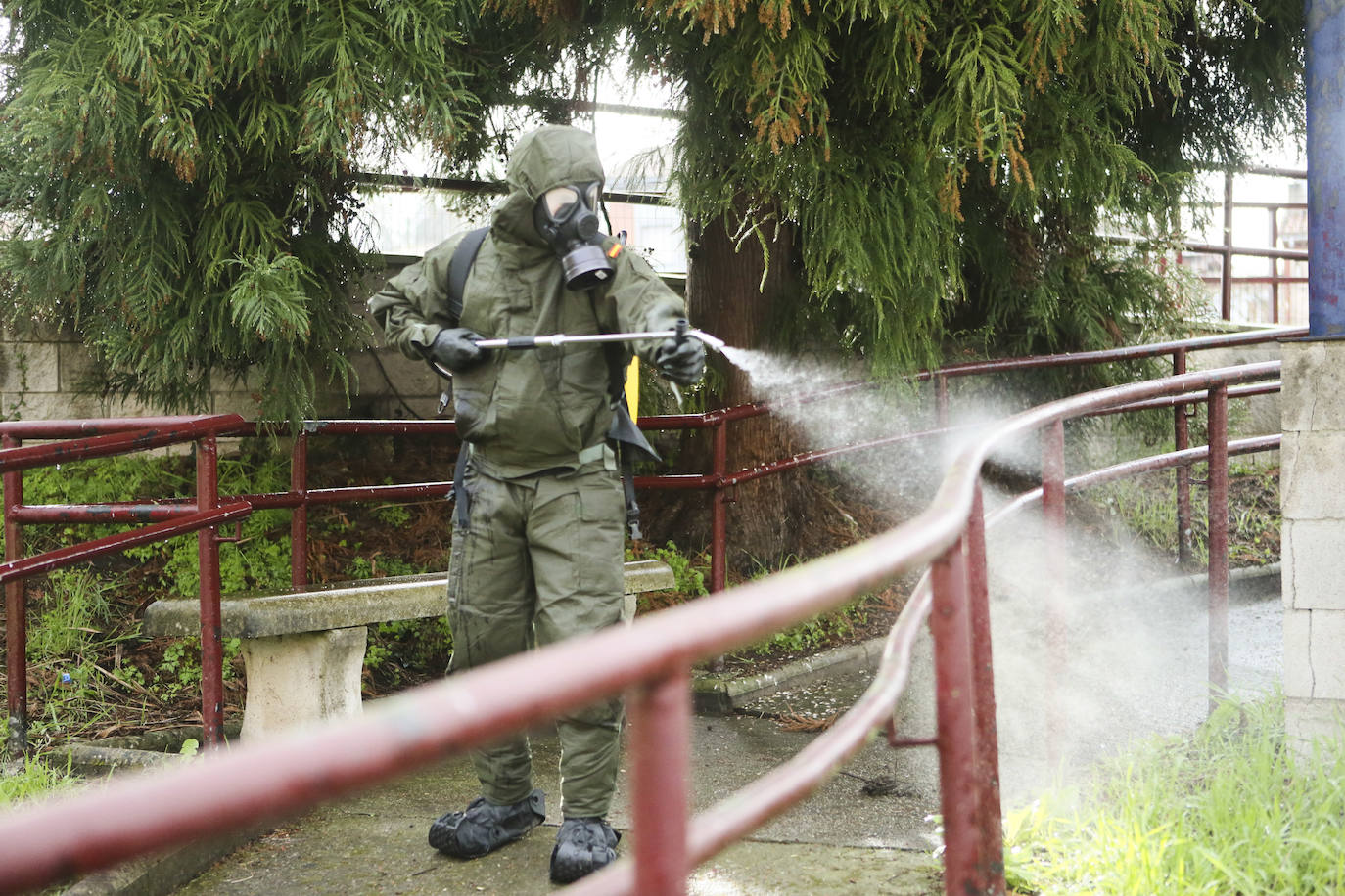 Desde que se decretó el estado de alarma en todo el territorio nacional por la pandemia del coronavirus, los militares han desarrollado labores de limpieza y desinfección alrededor de todo el Principado de Asturias. 