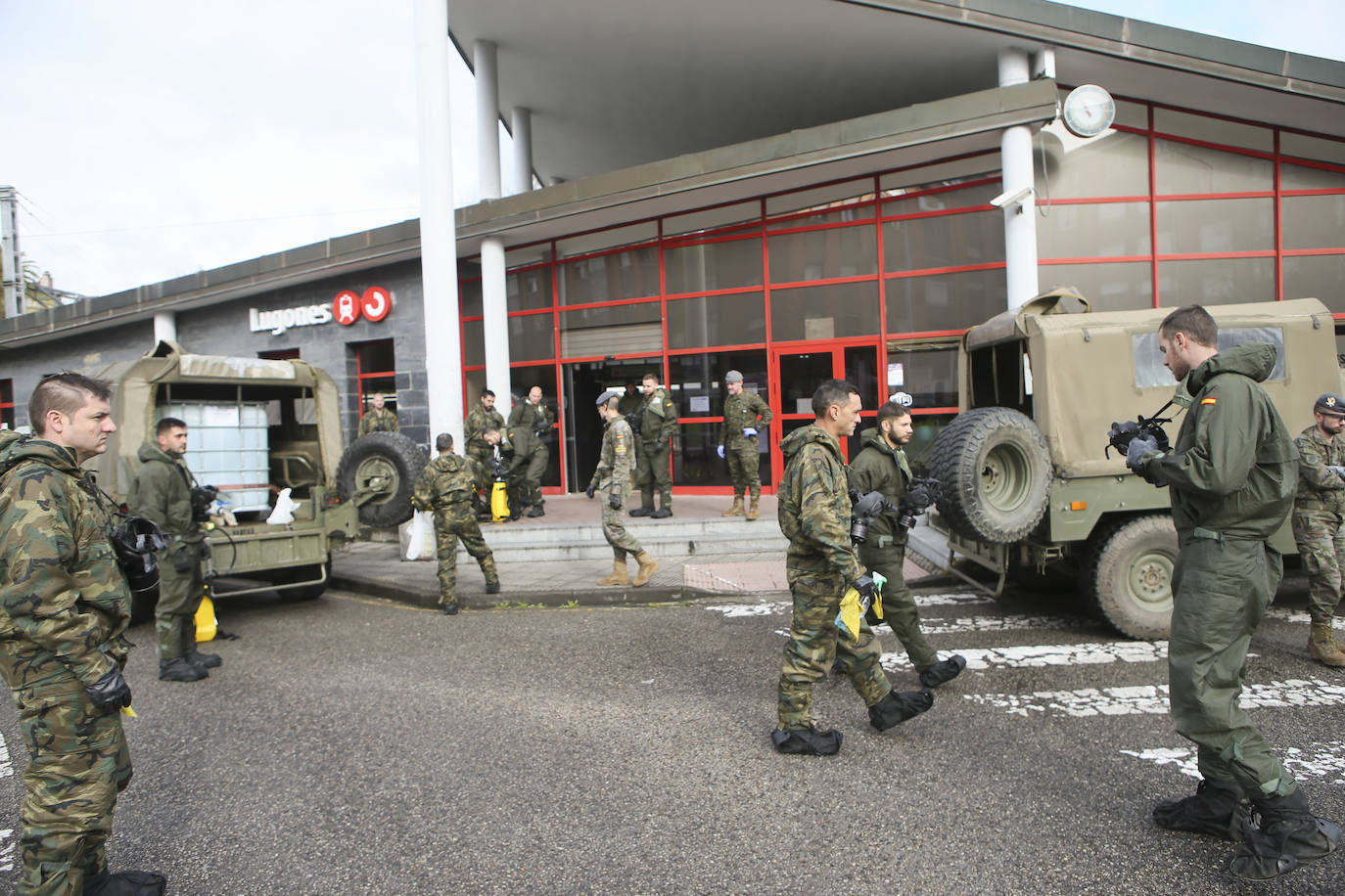 Desde que se decretó el estado de alarma en todo el territorio nacional por la pandemia del coronavirus, los militares han desarrollado labores de limpieza y desinfección alrededor de todo el Principado de Asturias. 