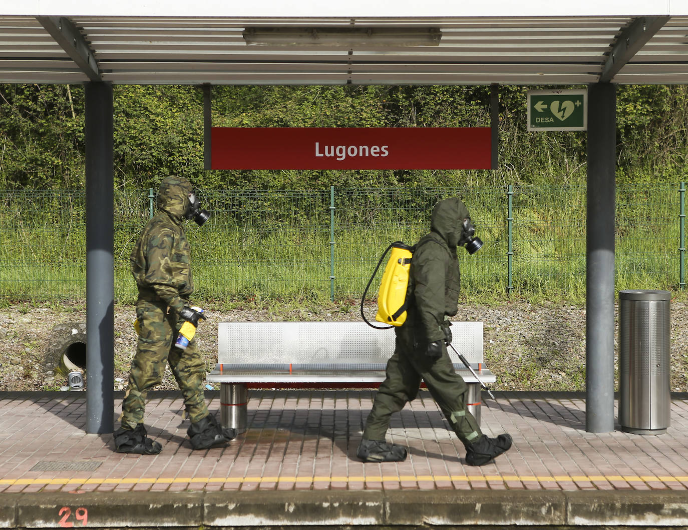 Desde que se decretó el estado de alarma en todo el territorio nacional por la pandemia del coronavirus, los militares han desarrollado labores de limpieza y desinfección alrededor de todo el Principado de Asturias. 