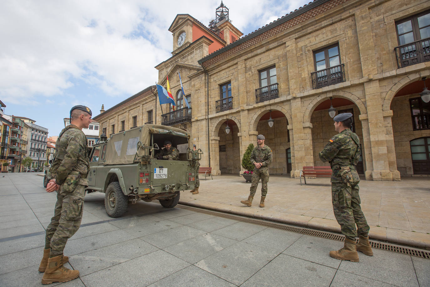 Desde que se decretó el estado de alarma en todo el territorio nacional por la pandemia del coronavirus, los militares han desarrollado labores de limpieza y desinfección alrededor de todo el Principado de Asturias. 