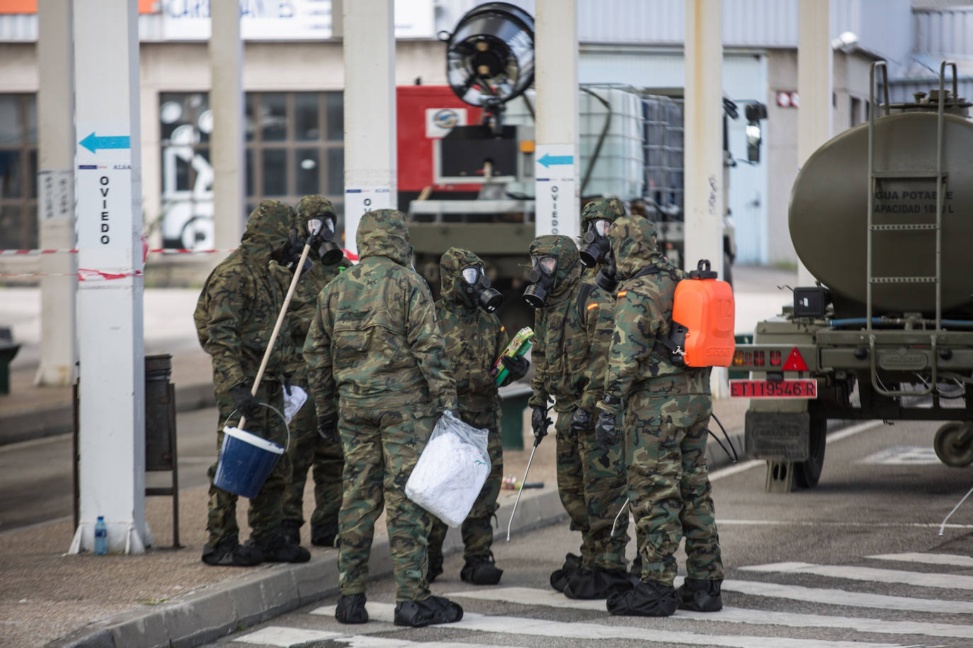 Desde que se decretó el estado de alarma en todo el territorio nacional por la pandemia del coronavirus, los militares han desarrollado labores de limpieza y desinfección alrededor de todo el Principado de Asturias. 