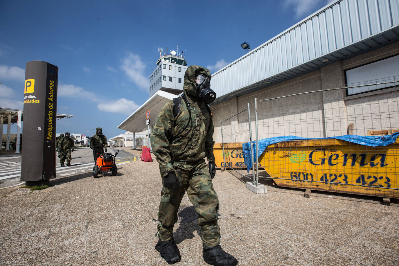 Desde que se decretó el estado de alarma en todo el territorio nacional por la pandemia del coronavirus, los militares han desarrollado labores de limpieza y desinfección alrededor de todo el Principado de Asturias. 