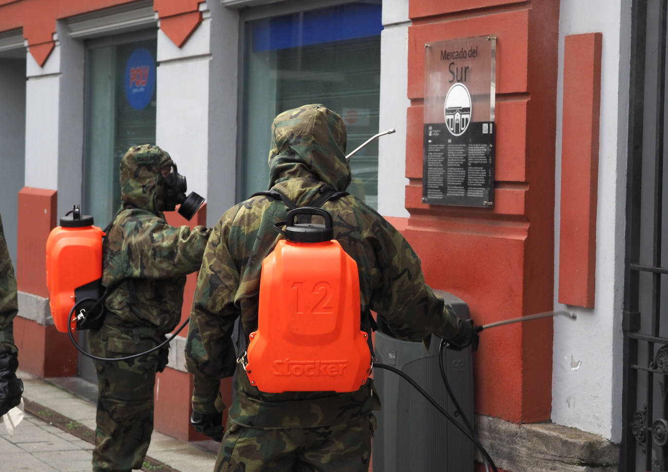 Desde que se decretó el estado de alarma en todo el territorio nacional por la pandemia del coronavirus, los militares han desarrollado labores de limpieza y desinfección alrededor de todo el Principado de Asturias. 