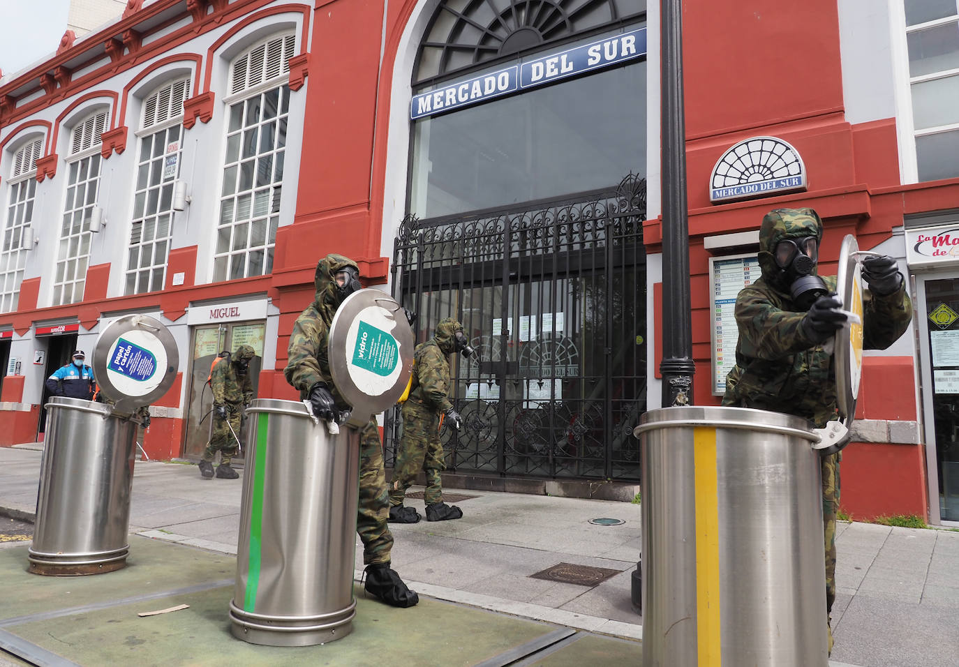 Desde que se decretó el estado de alarma en todo el territorio nacional por la pandemia del coronavirus, los militares han desarrollado labores de limpieza y desinfección alrededor de todo el Principado de Asturias. 