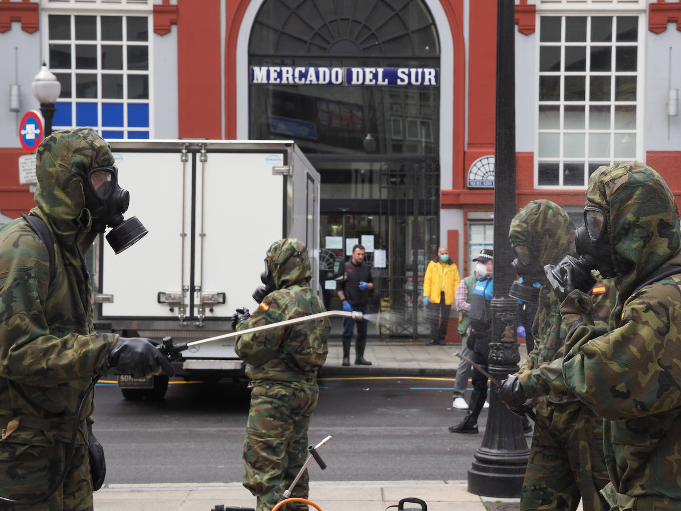 Desde que se decretó el estado de alarma en todo el territorio nacional por la pandemia del coronavirus, los militares han desarrollado labores de limpieza y desinfección alrededor de todo el Principado de Asturias. 