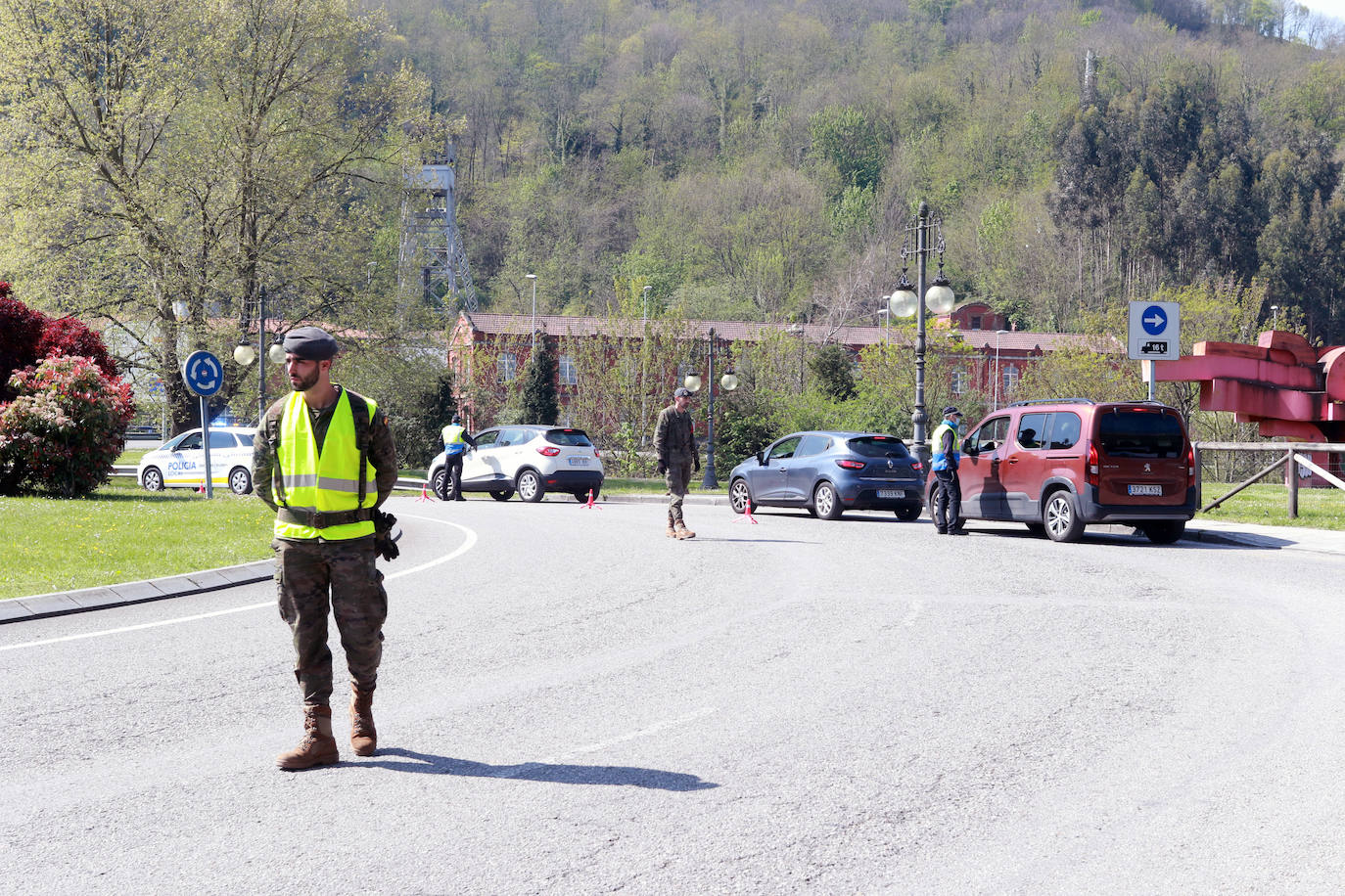 Desde que se decretó el estado de alarma en todo el territorio nacional por la pandemia del coronavirus, los militares han desarrollado labores de limpieza y desinfección alrededor de todo el Principado de Asturias. 