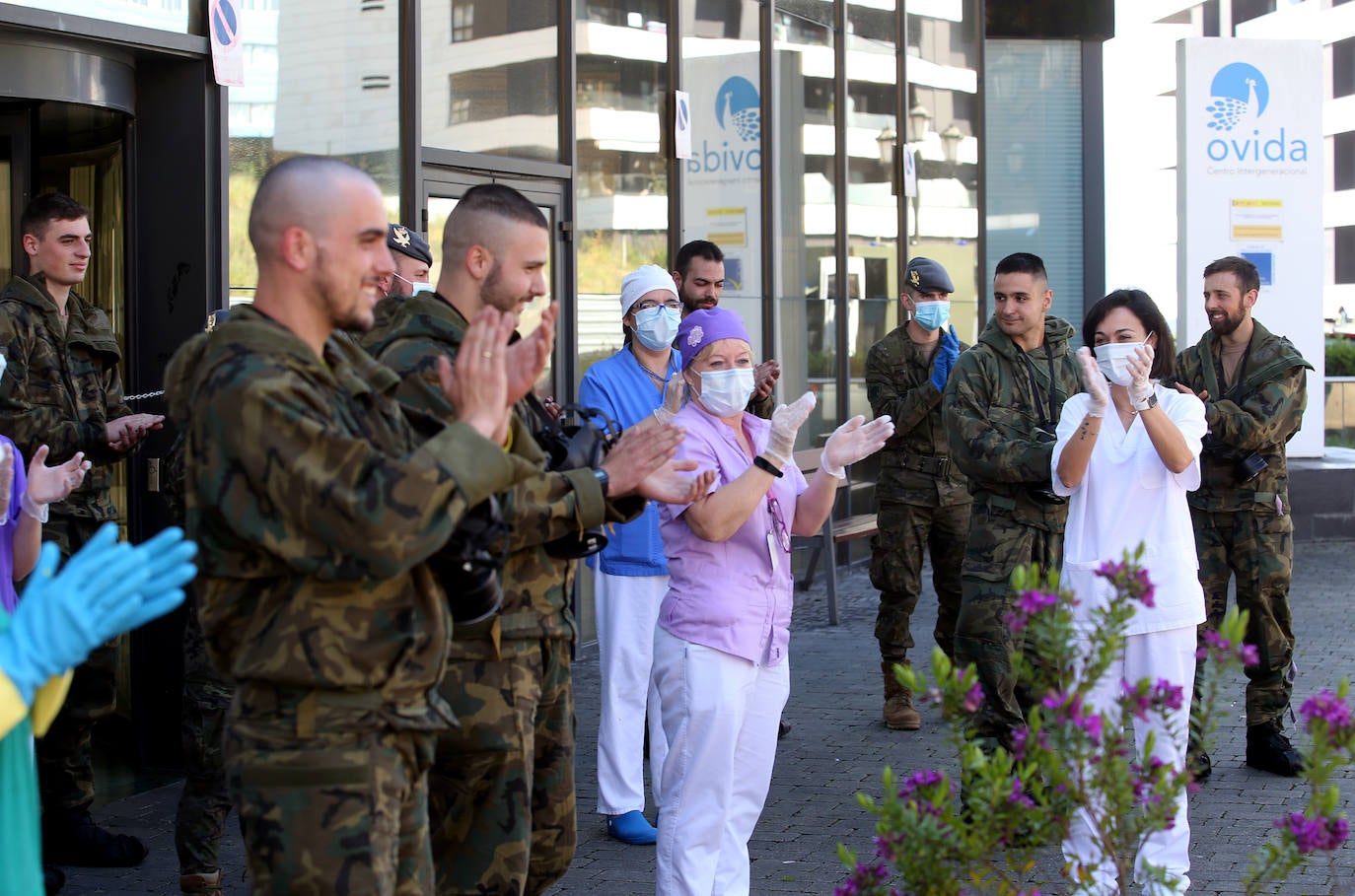 Desde que se decretó el estado de alarma en todo el territorio nacional por la pandemia del coronavirus, los militares han desarrollado labores de limpieza y desinfección alrededor de todo el Principado de Asturias. 
