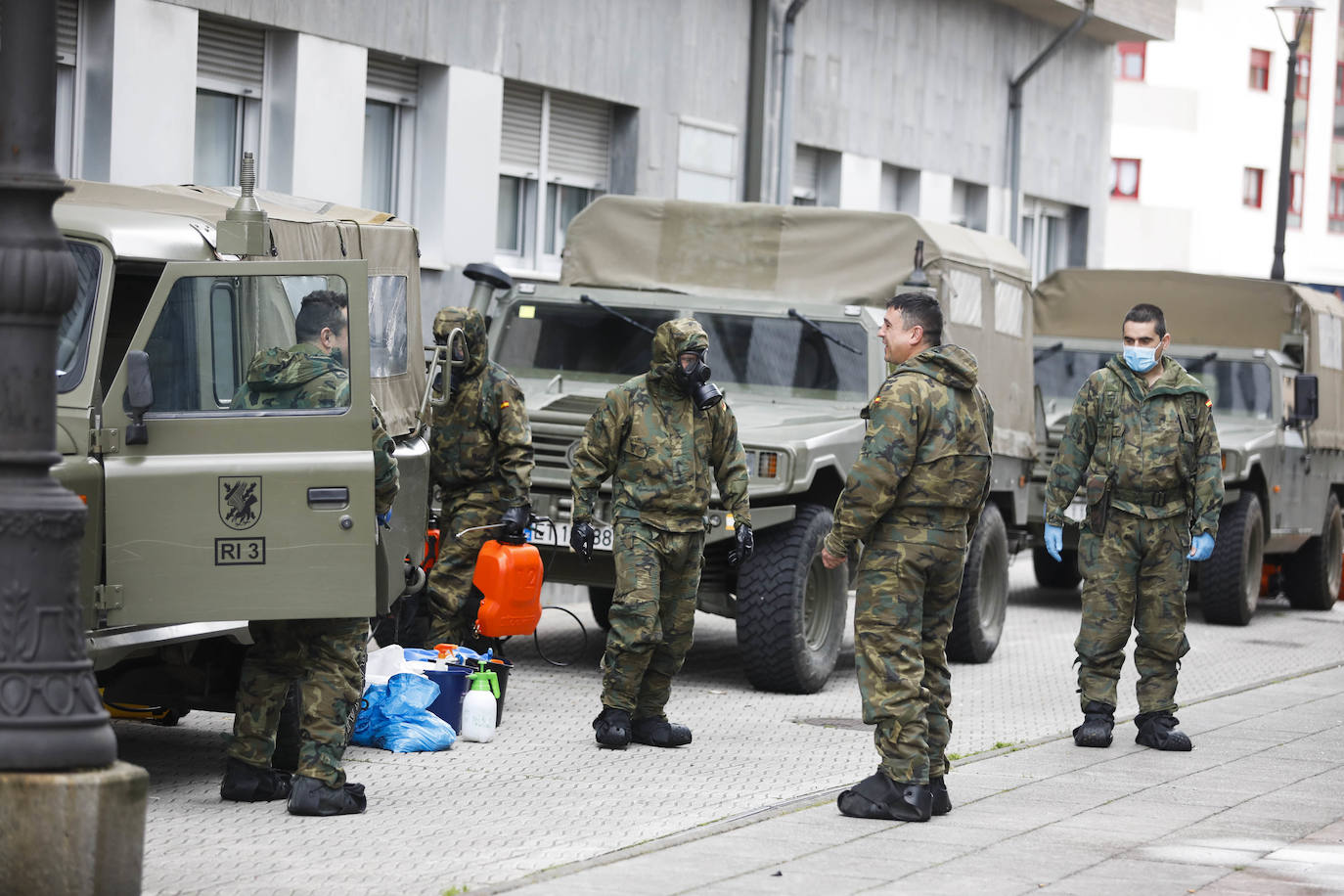 Desde que se decretó el estado de alarma en todo el territorio nacional por la pandemia del coronavirus, los militares han desarrollado labores de limpieza y desinfección alrededor de todo el Principado de Asturias. 