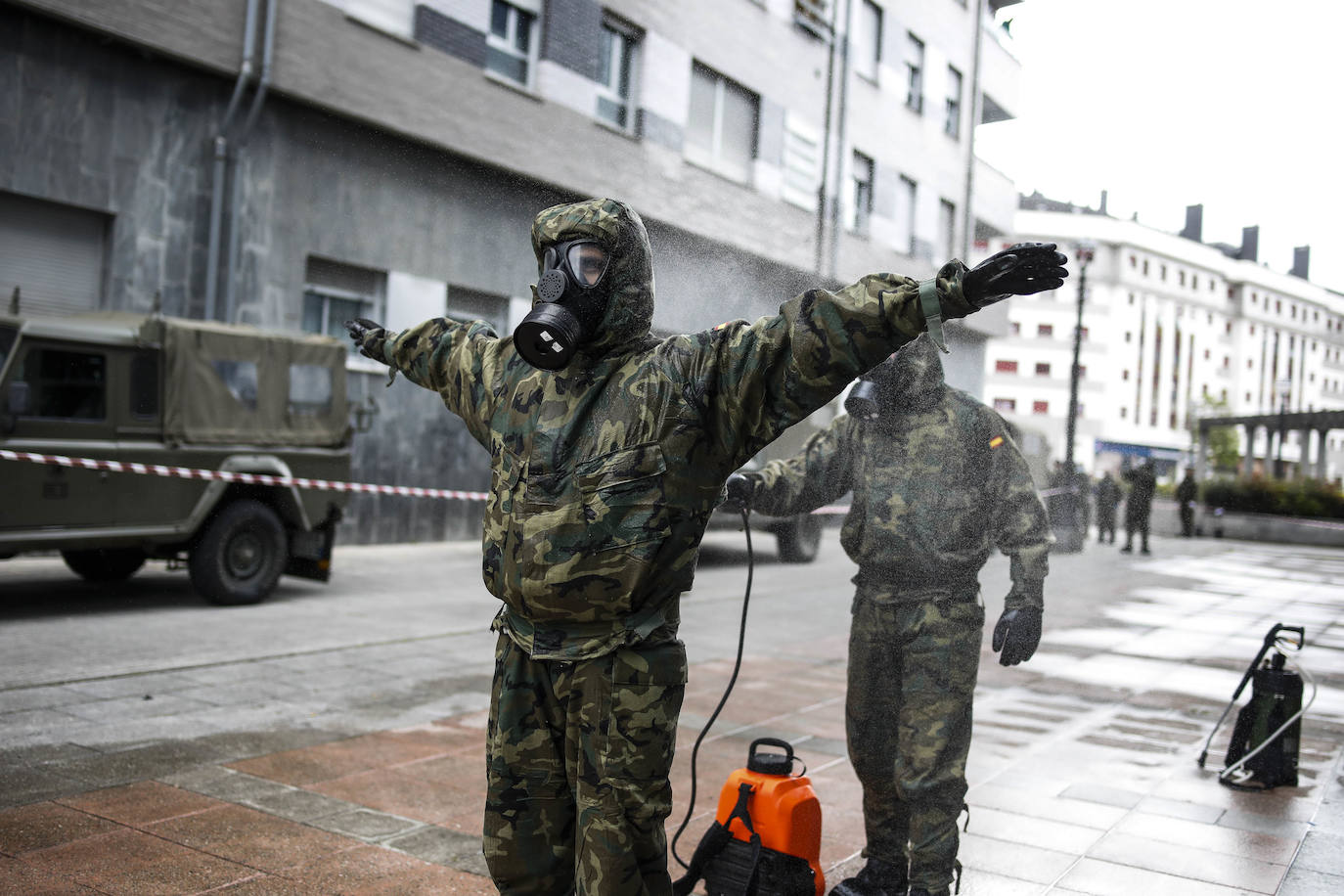 Desde que se decretó el estado de alarma en todo el territorio nacional por la pandemia del coronavirus, los militares han desarrollado labores de limpieza y desinfección alrededor de todo el Principado de Asturias. 