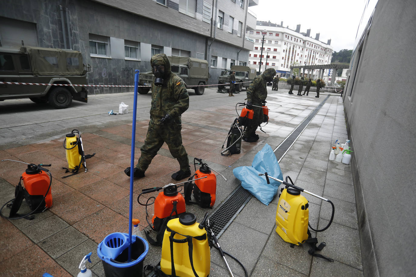 Desde que se decretó el estado de alarma en todo el territorio nacional por la pandemia del coronavirus, los militares han desarrollado labores de limpieza y desinfección alrededor de todo el Principado de Asturias. 