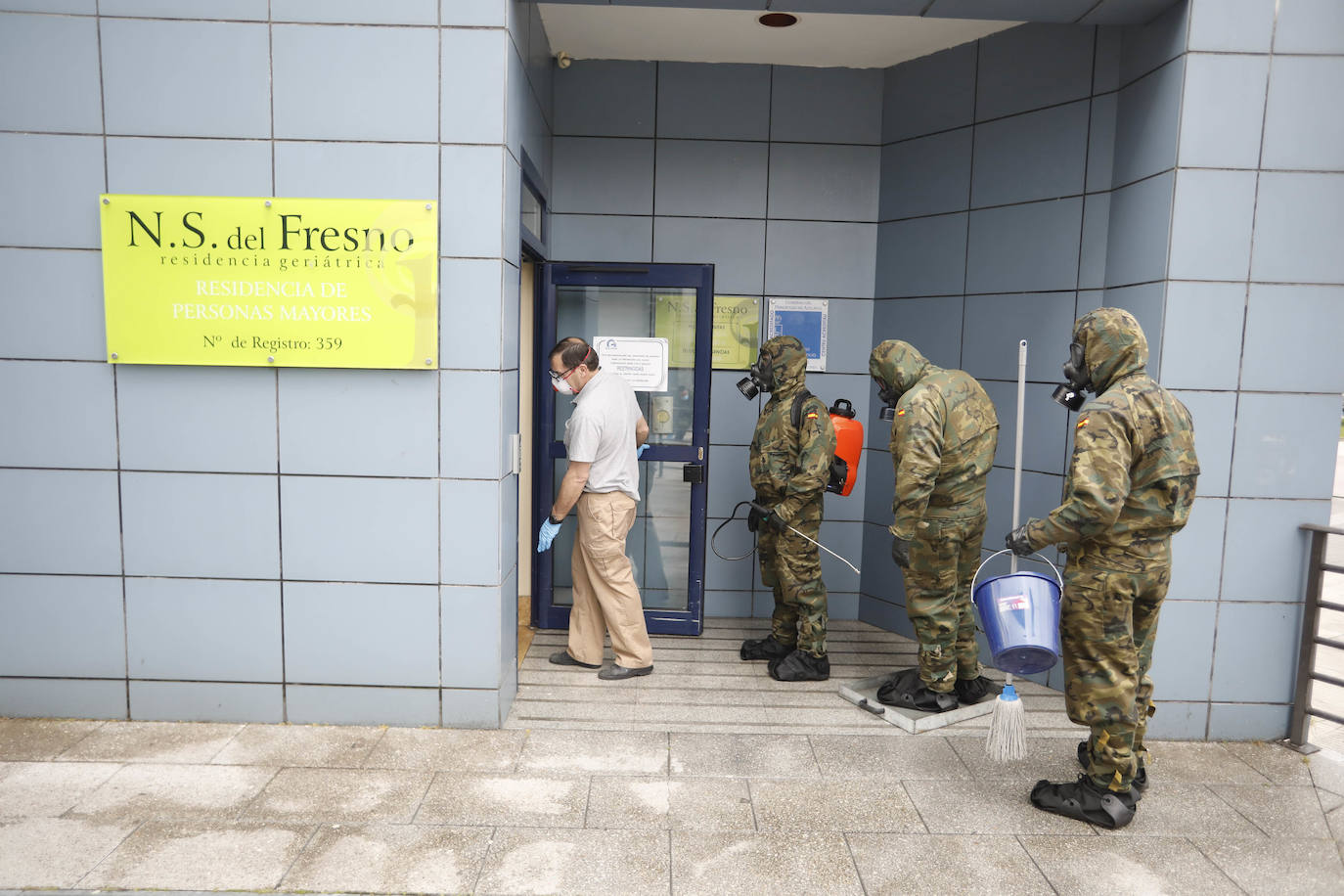 Desde que se decretó el estado de alarma en todo el territorio nacional por la pandemia del coronavirus, los militares han desarrollado labores de limpieza y desinfección alrededor de todo el Principado de Asturias. 