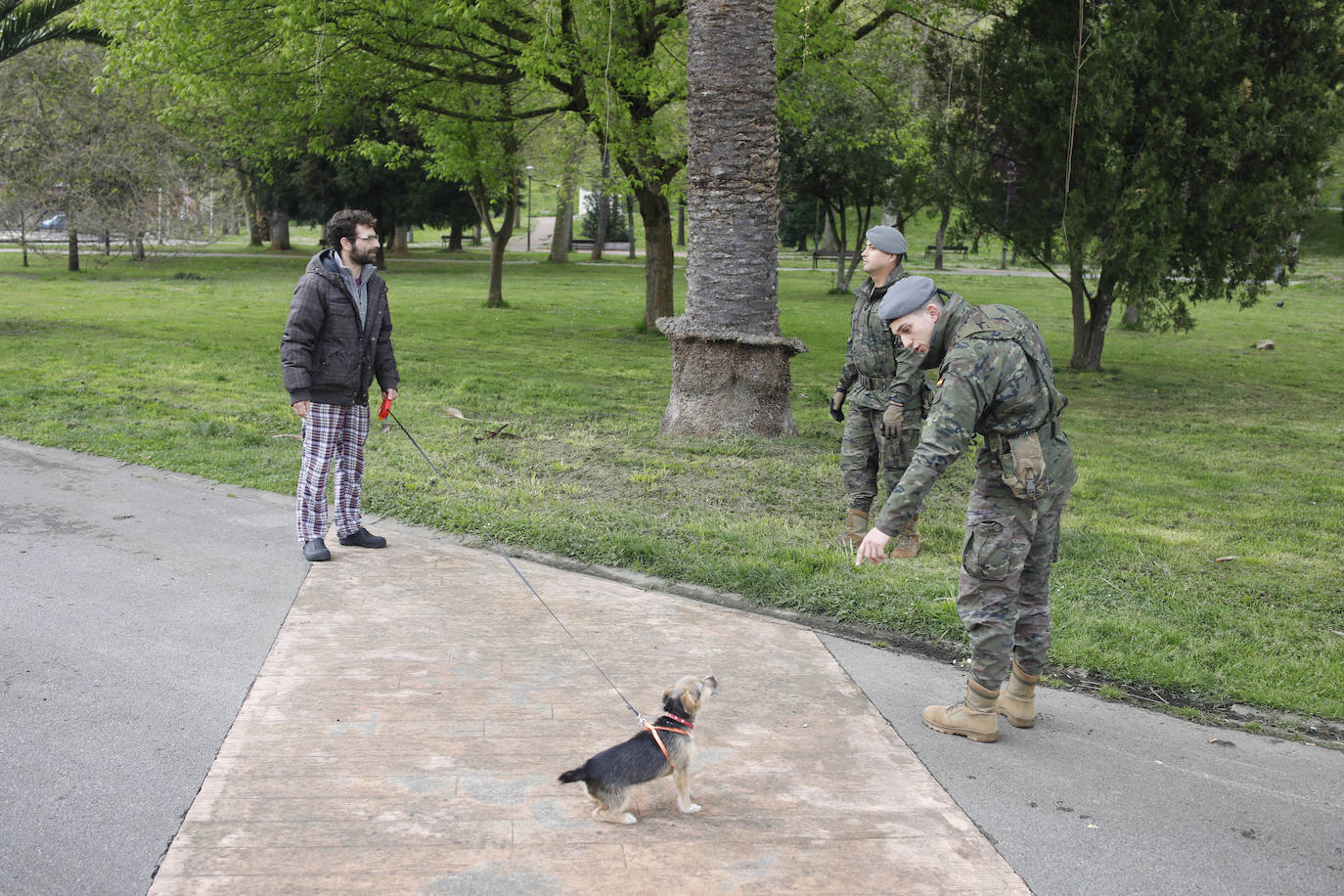 Desde que se decretó el estado de alarma en todo el territorio nacional por la pandemia del coronavirus, los militares han desarrollado labores de limpieza y desinfección alrededor de todo el Principado de Asturias. 