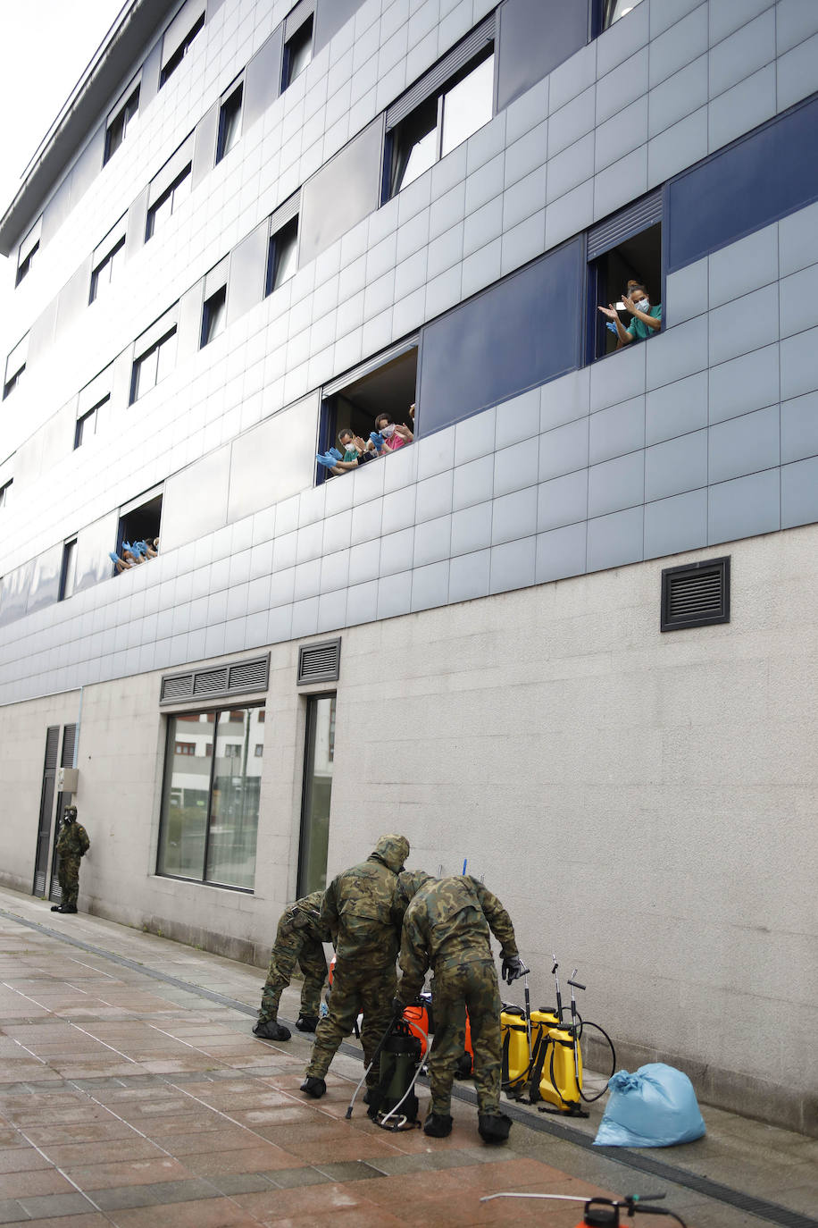 Desde que se decretó el estado de alarma en todo el territorio nacional por la pandemia del coronavirus, los militares han desarrollado labores de limpieza y desinfección alrededor de todo el Principado de Asturias. 