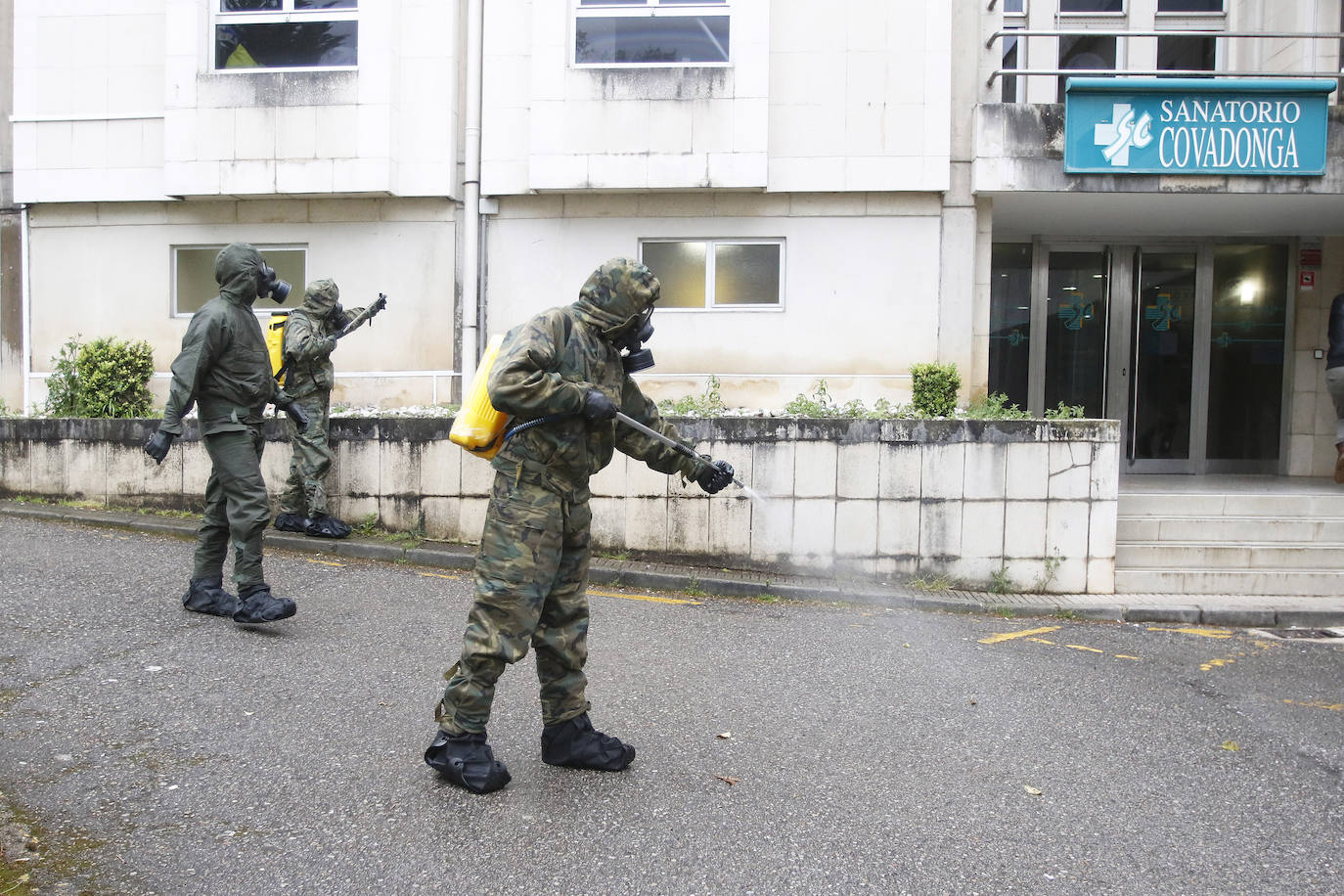 Desde que se decretó el estado de alarma en todo el territorio nacional por la pandemia del coronavirus, los militares han desarrollado labores de limpieza y desinfección alrededor de todo el Principado de Asturias. 