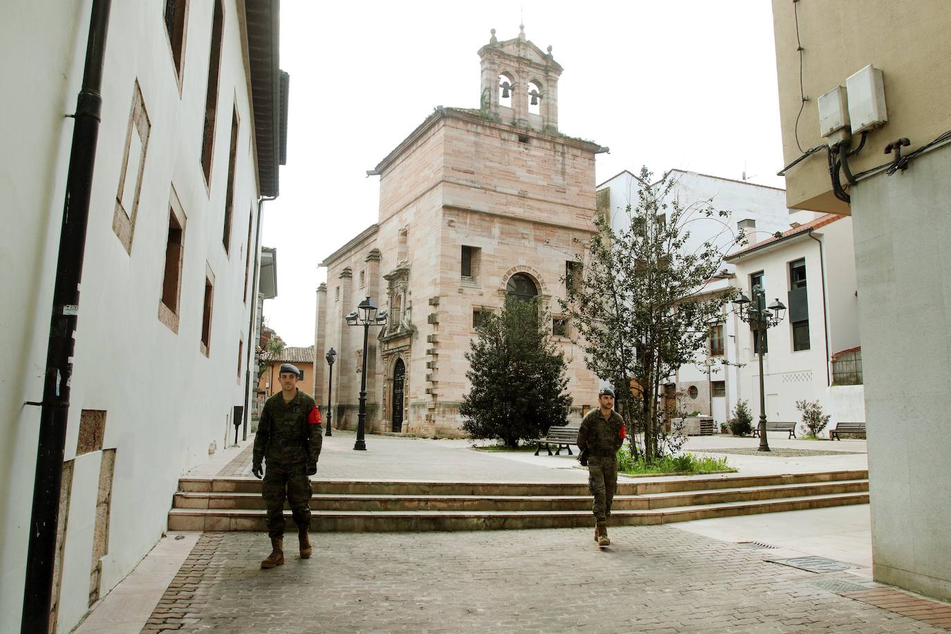 Desde que se decretó el estado de alarma en todo el territorio nacional por la pandemia del coronavirus, los militares han desarrollado labores de limpieza y desinfección alrededor de todo el Principado de Asturias. 
