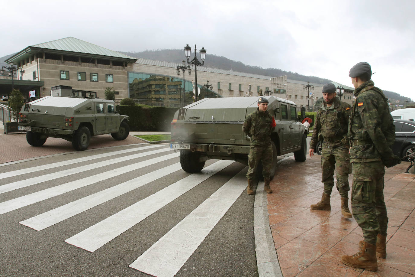 Desde que se decretó el estado de alarma en todo el territorio nacional por la pandemia del coronavirus, los militares han desarrollado labores de limpieza y desinfección alrededor de todo el Principado de Asturias. 