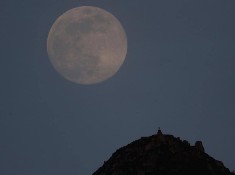 Este jueves, alrededor de las 12:45 del mediodía, la Tierra y la Luna se acercaron todo lo que han podido. El fenómeno, conocido como 'superluna', se pudo ver en todo su esplendor cuando la noche ya era cerrada ofreciendo estas imágenes evocadoras. Conocida como 'superluna de las flores' por la época del año en la que se ha producido, buena parte de los ciudadanos del planeta la han contemplado desde el confinamiento. Para que obtenga esta consideración de superluna, debe encontrarse en su fase llena y situarse en el punto más cercano de su órbita a la Tierra. El astro ha cumplido con ambos requisitos y dicen los expertos que será la última que se pueda ver este año. Habrá que esperar hasta el 27 de abril de 2021 para ver la siguiente, según la NASA. 