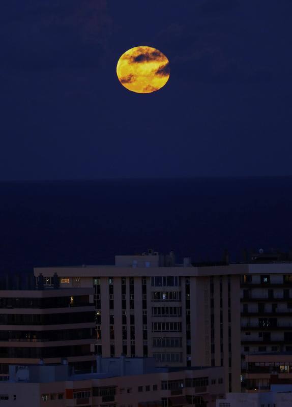 Este jueves, alrededor de las 12:45 del mediodía, la Tierra y la Luna se acercaron todo lo que han podido. El fenómeno, conocido como 'superluna', se pudo ver en todo su esplendor cuando la noche ya era cerrada ofreciendo estas imágenes evocadoras. Conocida como 'superluna de las flores' por la época del año en la que se ha producido, buena parte de los ciudadanos del planeta la han contemplado desde el confinamiento. Para que obtenga esta consideración de superluna, debe encontrarse en su fase llena y situarse en el punto más cercano de su órbita a la Tierra. El astro ha cumplido con ambos requisitos y dicen los expertos que será la última que se pueda ver este año. Habrá que esperar hasta el 27 de abril de 2021 para ver la siguiente, según la NASA. 