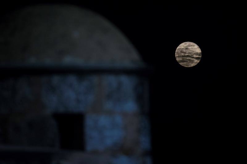 Este jueves, alrededor de las 12:45 del mediodía, la Tierra y la Luna se acercaron todo lo que han podido. El fenómeno, conocido como 'superluna', se pudo ver en todo su esplendor cuando la noche ya era cerrada ofreciendo estas imágenes evocadoras. Conocida como 'superluna de las flores' por la época del año en la que se ha producido, buena parte de los ciudadanos del planeta la han contemplado desde el confinamiento. Para que obtenga esta consideración de superluna, debe encontrarse en su fase llena y situarse en el punto más cercano de su órbita a la Tierra. El astro ha cumplido con ambos requisitos y dicen los expertos que será la última que se pueda ver este año. Habrá que esperar hasta el 27 de abril de 2021 para ver la siguiente, según la NASA. 