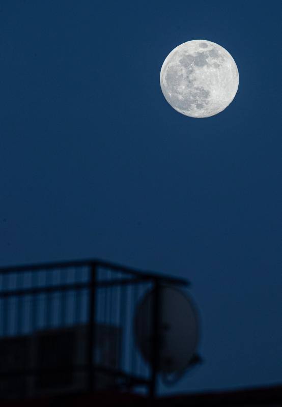 Este jueves, alrededor de las 12:45 del mediodía, la Tierra y la Luna se acercaron todo lo que han podido. El fenómeno, conocido como 'superluna', se pudo ver en todo su esplendor cuando la noche ya era cerrada ofreciendo estas imágenes evocadoras. Conocida como 'superluna de las flores' por la época del año en la que se ha producido, buena parte de los ciudadanos del planeta la han contemplado desde el confinamiento. Para que obtenga esta consideración de superluna, debe encontrarse en su fase llena y situarse en el punto más cercano de su órbita a la Tierra. El astro ha cumplido con ambos requisitos y dicen los expertos que será la última que se pueda ver este año. Habrá que esperar hasta el 27 de abril de 2021 para ver la siguiente, según la NASA. 