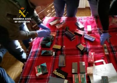 Imagen secundaria 1 - Cae una banda de narcos que operaba en Asturias y que tenía dos millones de euros en lingotes y joyas