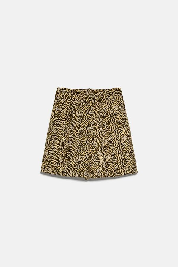 Bermuda jacquards en color negro y amarillo con detalle de pinzas de Zara, 25,95 euros.