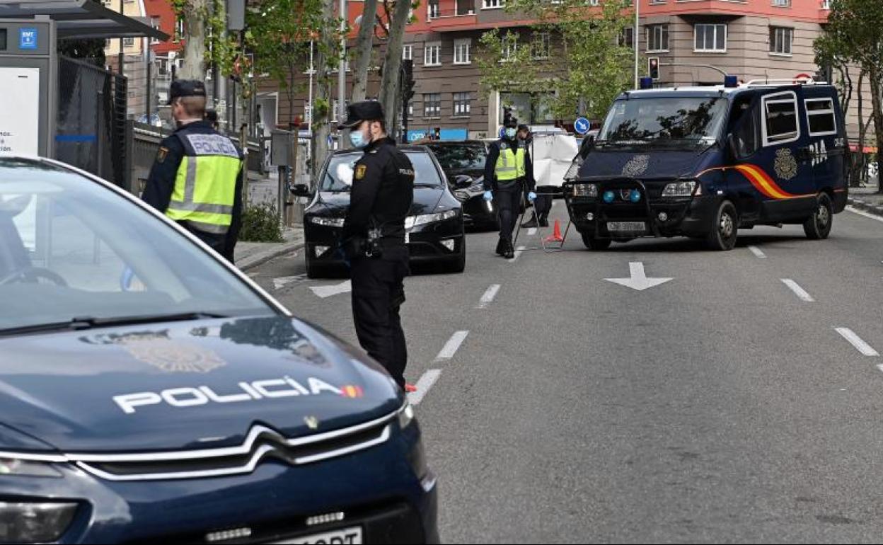 Control policial en la céntrica calle María de Molina de Madrid. 