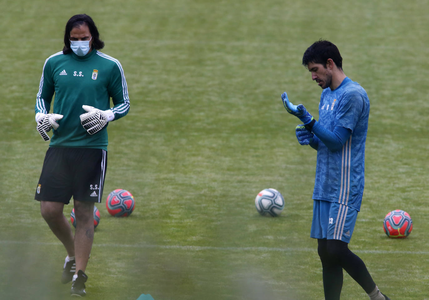 Los jugadores azules vuelven a los entrenamientos en tandas de dos grupos de seis futbolistas, y en dos campos diferentes de la instalación ovetense.