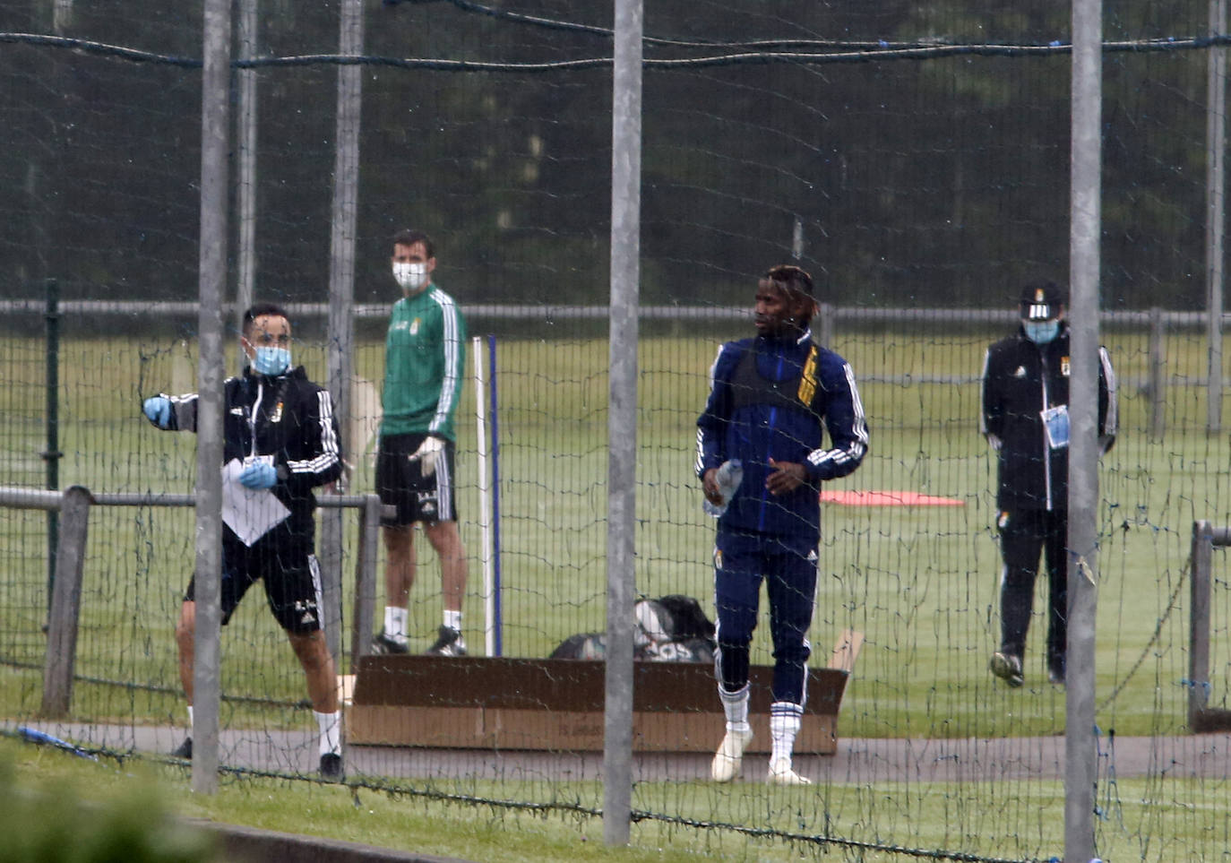 Los jugadores azules vuelven a los entrenamientos en tandas de dos grupos de seis futbolistas, y en dos campos diferentes de la instalación ovetense.