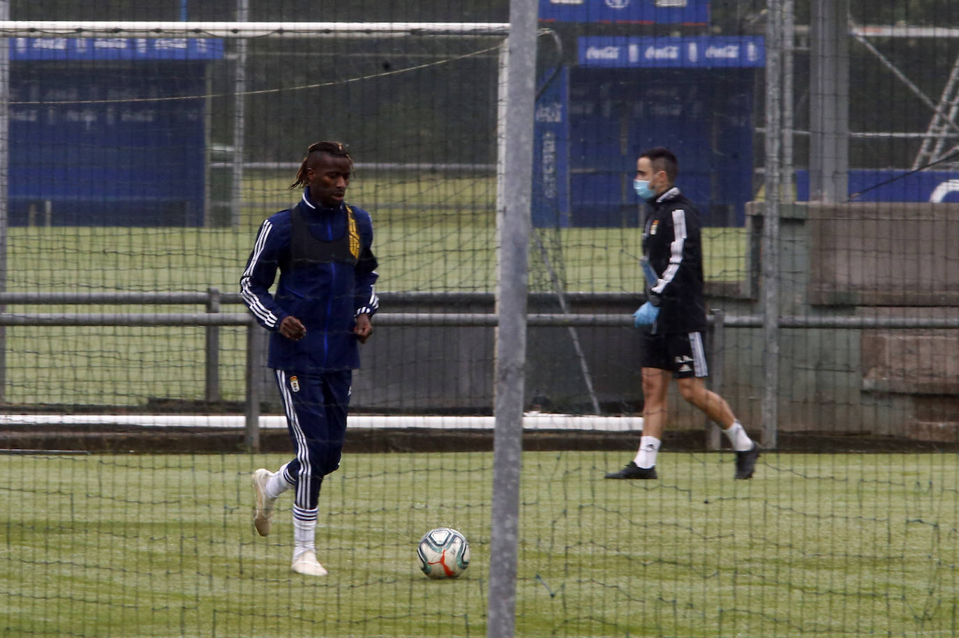 Los jugadores azules vuelven a los entrenamientos en tandas de dos grupos de seis futbolistas, y en dos campos diferentes de la instalación ovetense.