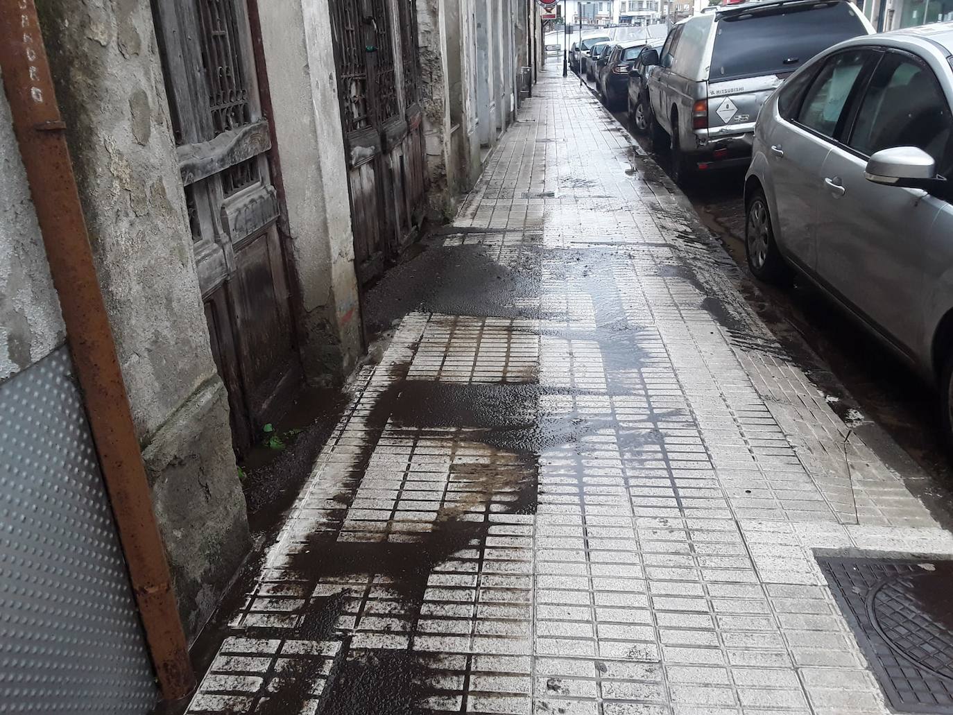 Las intensas lluvias de esta tarde han provocado inundaciones en las calles de Vegadeo.