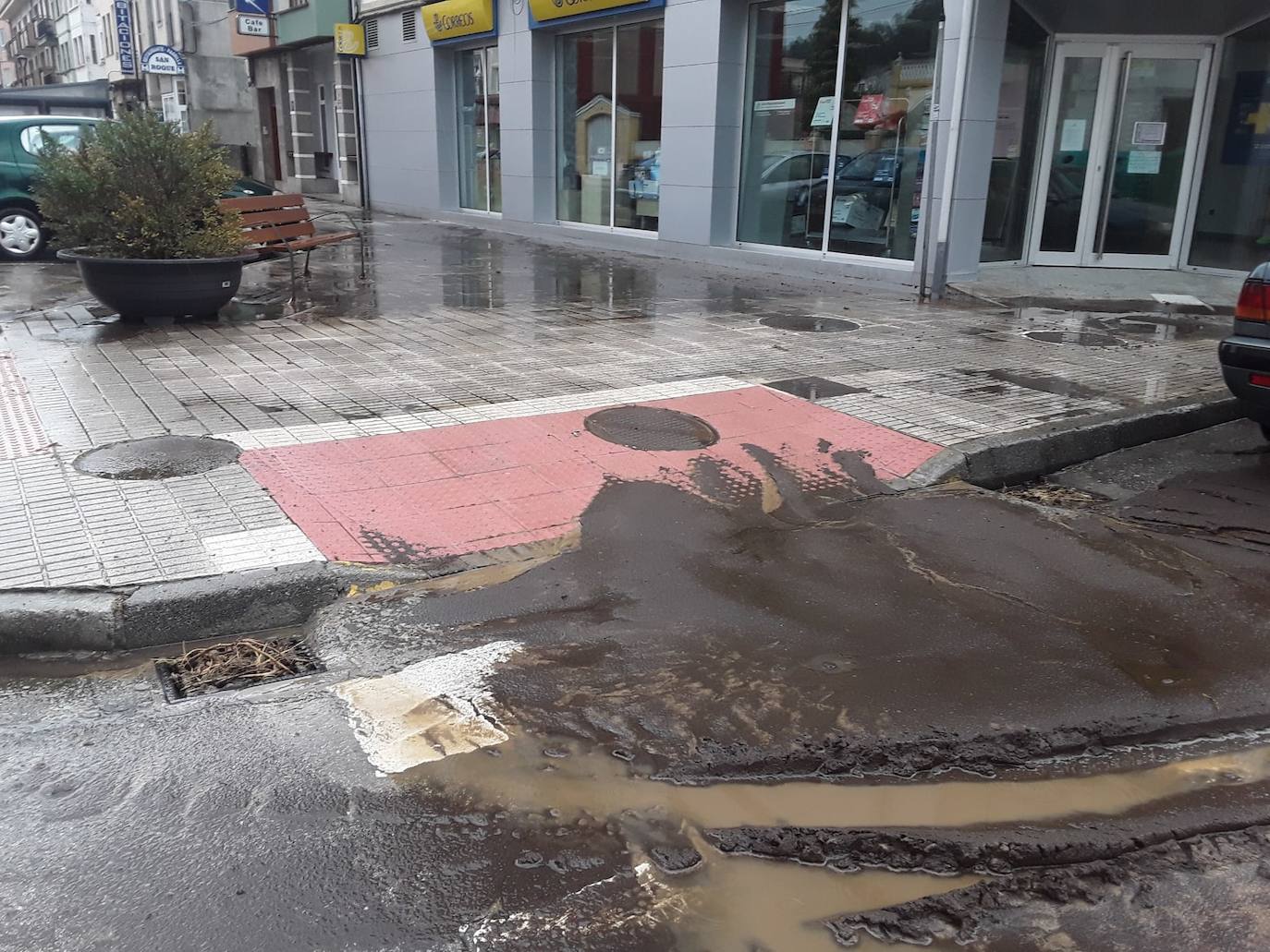 Las intensas lluvias de esta tarde han provocado inundaciones en las calles de Vegadeo.