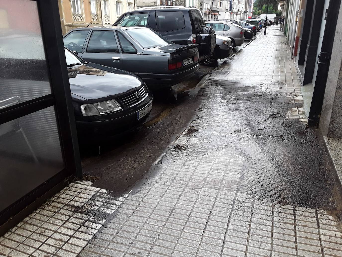 Las intensas lluvias de esta tarde han provocado inundaciones en las calles de Vegadeo.